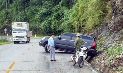 Ảnh TNGT: Vào cua tốc độ cao, Lexus GX rơi tụt xuống rãnh